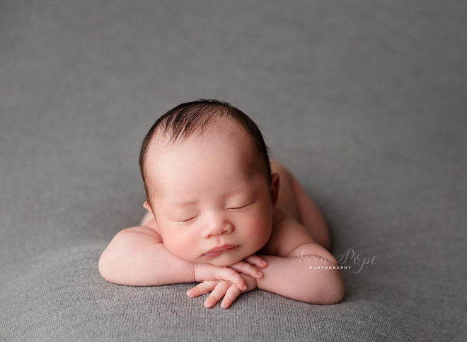 Phạm Hương lần đầu khoe chân dung con trai thứ-2