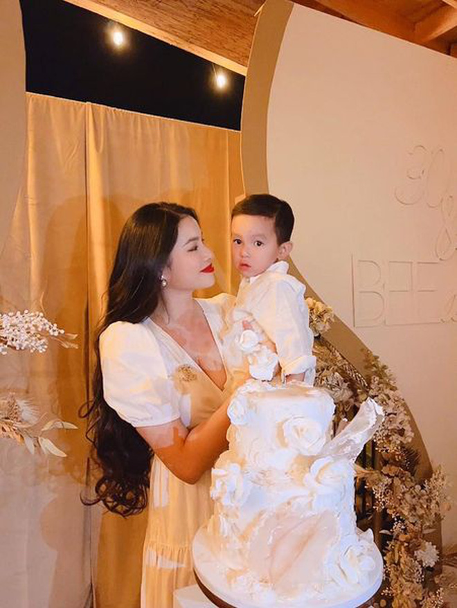 Phạm Hương lần đầu khoe chân dung con trai thứ-4