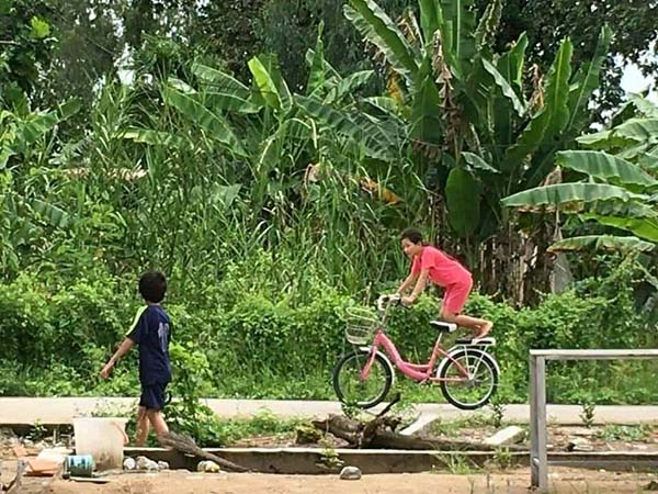 Bé gái đu hẳn người trên xe đạp như làm xiếc, nghịch ngợm thế này các mẹ cũng chào thua-2