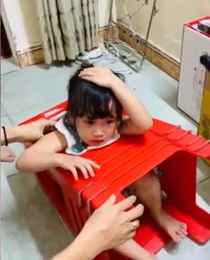 Bé gái đu hẳn người trên xe đạp như làm xiếc, nghịch ngợm thế này các mẹ cũng chào thua-4