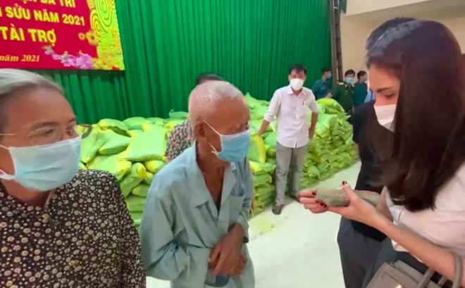 Phía Thuỷ Tiên chính thức lên tiếng làm rõ nghi vấn cắt xén 2 triệu đồng/hộ trong chuyến cứu trợ miền Trung!-8