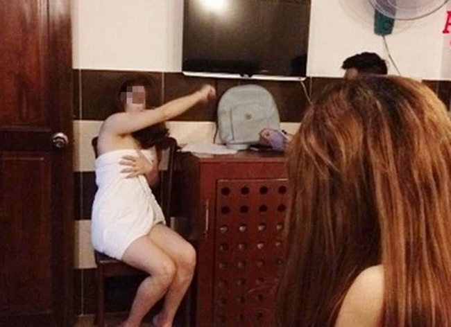Bắt quả tang 4 cô gái bán dâm trong nhà nghỉ, lộ đường dây nuôi gái mại dâm tại gia giữa mùa dịch-1