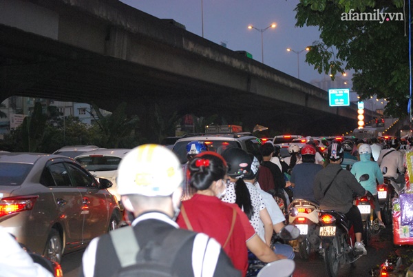 Hà Nội lại tắc đường như bình thường cũ dù vẫn đang giãn cách xã hội-1
