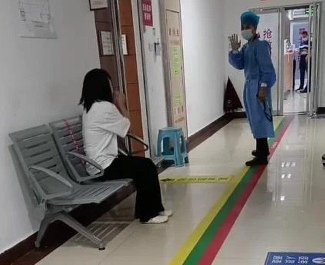 Con gái 3 tuổi mất tích, gia đình tìm cả ngày mới phát hiện con ở chỗ không thể ngờ, mẹ đấm ngực ân hận vì sai lầm khó tha thứ-1