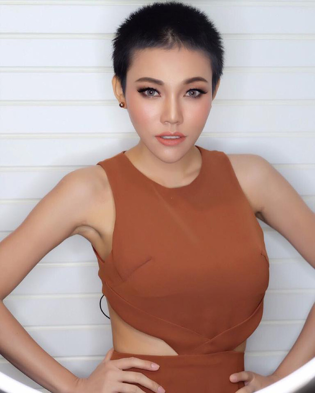 Bức ảnh nữ diễn viên ngủ chung với hai con trai gây tranh cãi: Soi kĩ mới thấy cánh tay có vấn đề-1