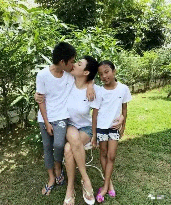 Bức ảnh nữ diễn viên ngủ chung với hai con trai gây tranh cãi: Soi kĩ mới thấy cánh tay có vấn đề-4