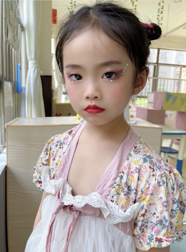 Bé gái 5 tuổi chốt đơn ầm ầm với gương mặt học sinh, phong thái phụ huynh: Sự thật phũ phàng phía sau các beauty blogger bị chín ép-3
