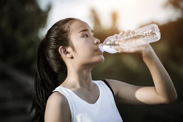 3 thói quen tiêu thụ nước lọc đang âm thầm phá hủy thận của bạn, thật đáng tiếc khi nhiều người vẫn đang mắc phải!-2