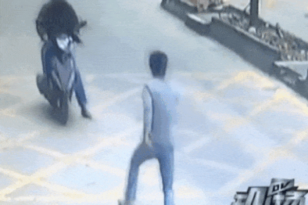 Trộm tuổi teen thổi bay cửa hàng smartphone trong 30 giây-1