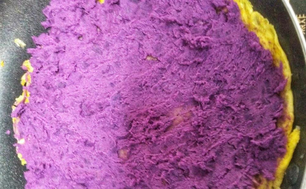 Mách bạn cách làm món khoai lang tím cuộn trứng vừa thơm vừa bổ dưỡng lại đẹp mắt-6