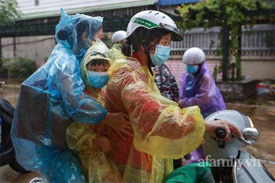 Hà Nội: Người thân đội mưa đón những công dân phường Thanh Xuân Trung hoàn thành cách ly trở về với gia đình
