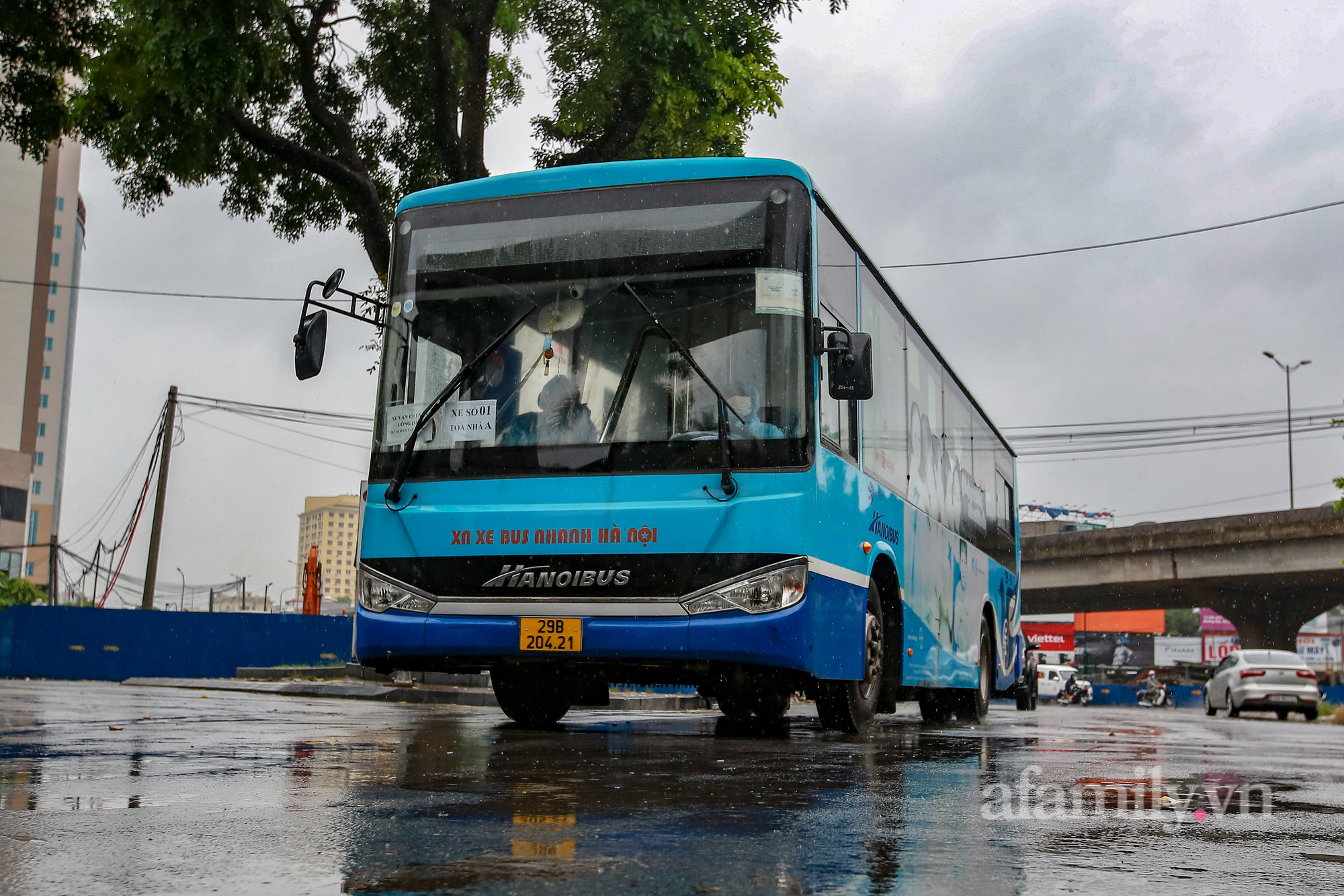 Hà Nội: Người thân đội mưa đón những công dân phường Thanh Xuân Trung hoàn thành cách ly trở về với gia đình-1