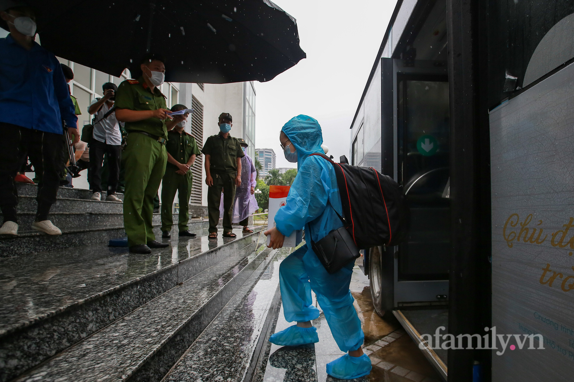 Hà Nội: Người thân đội mưa đón những công dân phường Thanh Xuân Trung hoàn thành cách ly trở về với gia đình-2