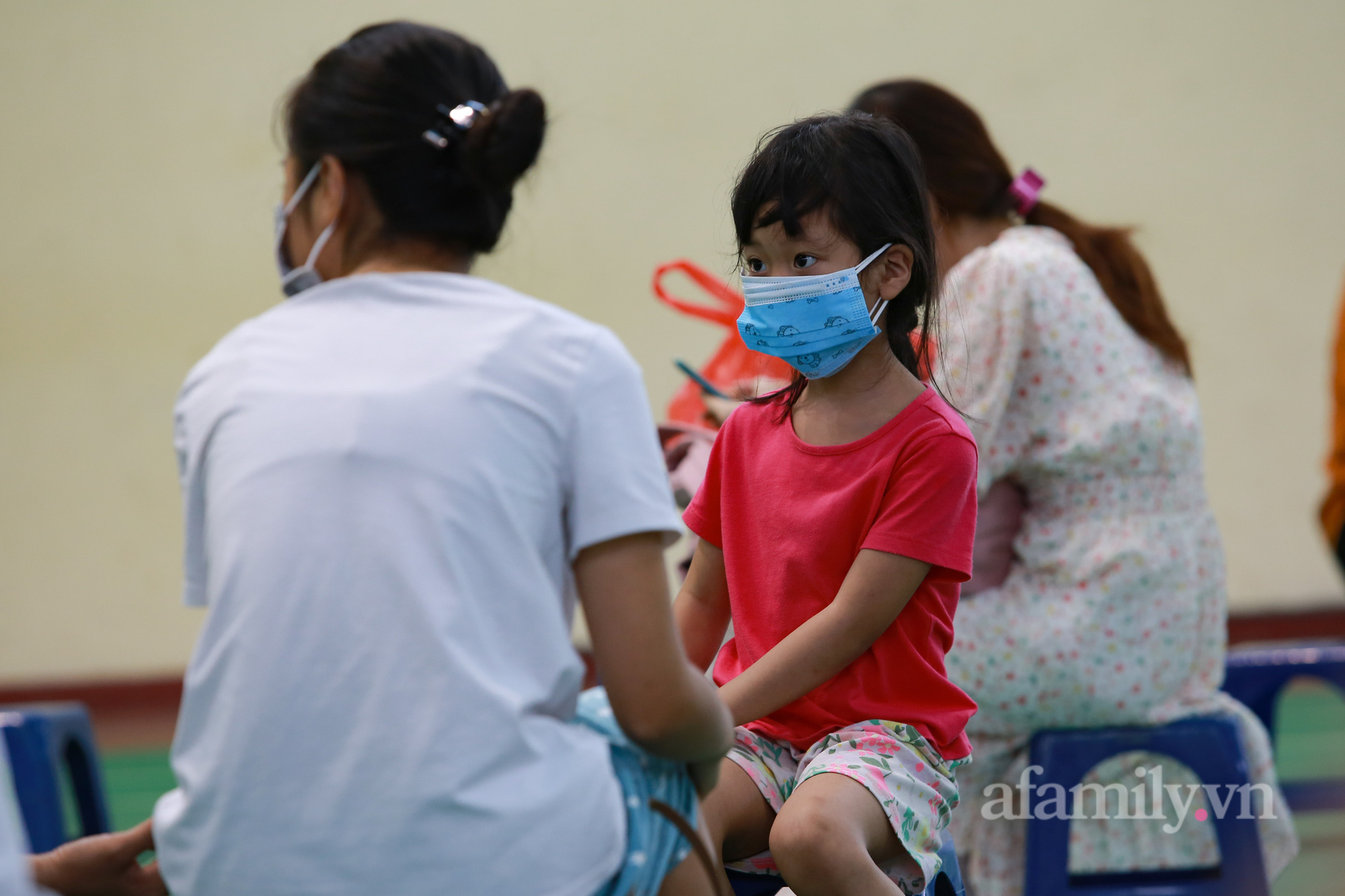 Hà Nội: Người thân đội mưa đón những công dân phường Thanh Xuân Trung hoàn thành cách ly trở về với gia đình-5