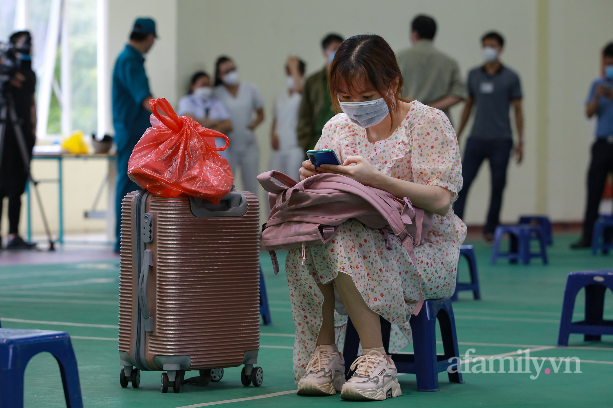 Hà Nội: Người thân đội mưa đón những công dân phường Thanh Xuân Trung hoàn thành cách ly trở về với gia đình-6