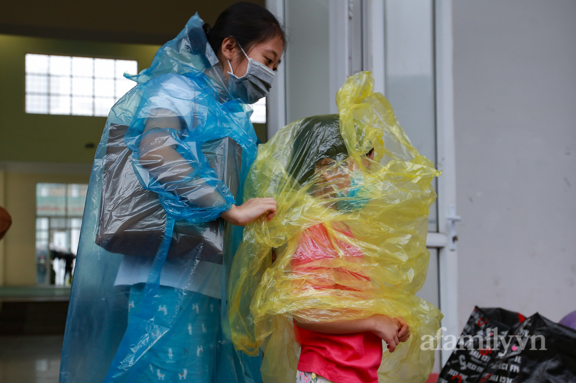 Hà Nội: Người thân đội mưa đón những công dân phường Thanh Xuân Trung hoàn thành cách ly trở về với gia đình-10