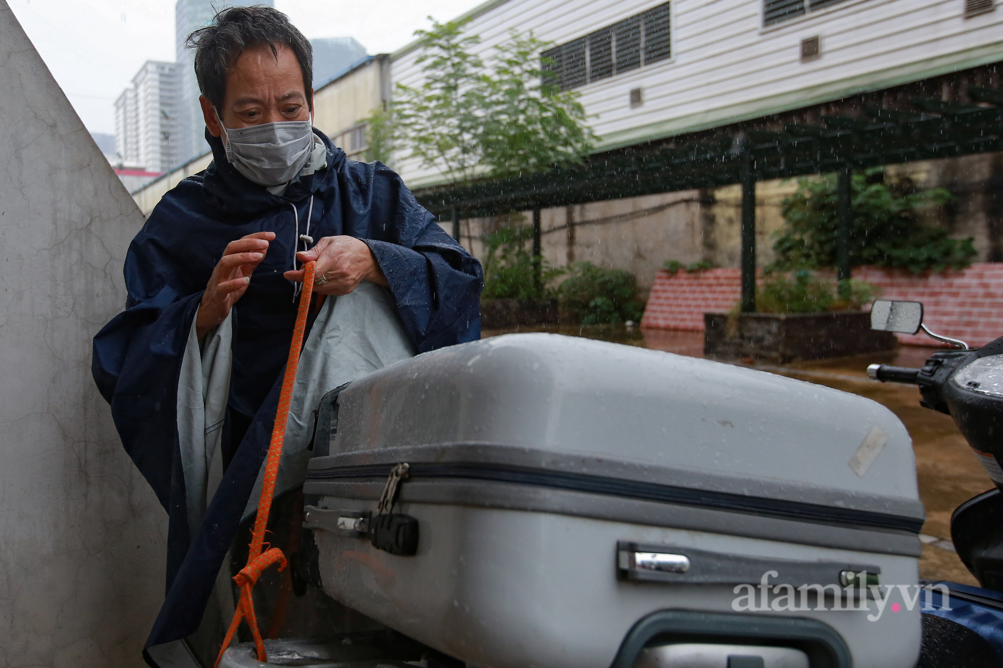Hà Nội: Người thân đội mưa đón những công dân phường Thanh Xuân Trung hoàn thành cách ly trở về với gia đình-11