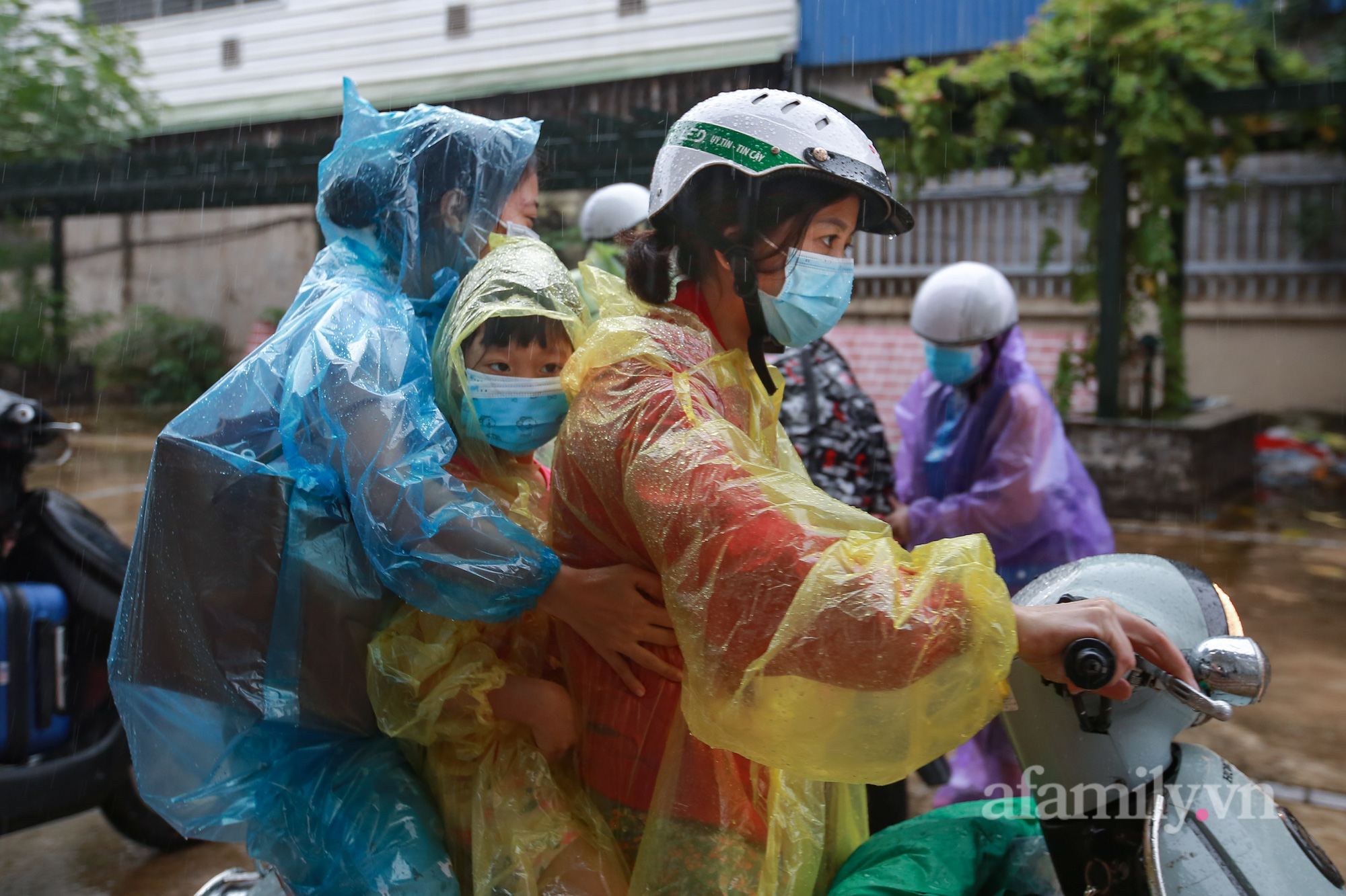 Hà Nội: Người thân đội mưa đón những công dân phường Thanh Xuân Trung hoàn thành cách ly trở về với gia đình-12