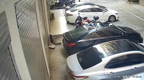 Đang cao trào ân ái với bạn trai, cô gái bất ngờ bị ngã xuống dưới, va trúng nóc xe hơi và cái kết dở khóc dở cười-4