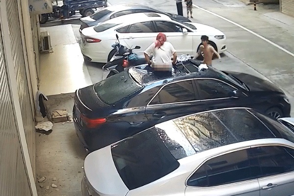 Đang cao trào ân ái với bạn trai, cô gái bất ngờ bị ngã xuống dưới, va trúng nóc xe hơi và cái kết dở khóc dở cười-3