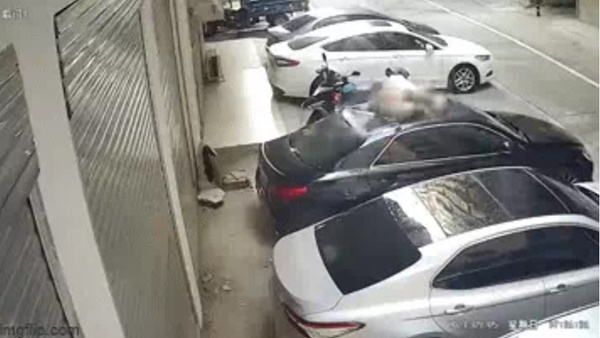 Đang cao trào ân ái với bạn trai, cô gái bất ngờ bị ngã xuống dưới, va trúng nóc xe hơi và cái kết dở khóc dở cười-1