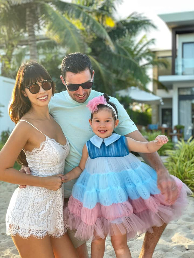 Con gái Hà Anh ăn sáng thôi cũng siêu cool, chỉ 1 câu nói này của mẹ mà bé tự ăn hết các món-2