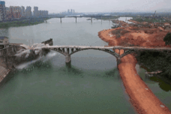 Khoảnh khắc cây cầu gần 200m bị đánh sập trong tích tắc