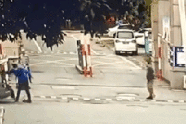 Cô gái mặc váy cưới đi bộ giữa đường, câu đùa ghẹo của tài xế phía sau khiến tất cả phẫn nộ-2