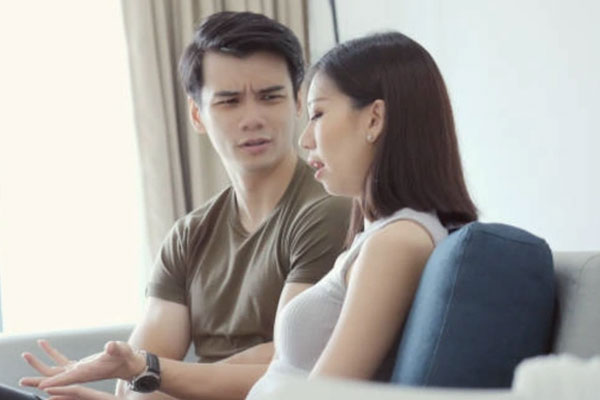 Mẹ vợ đến nhà chơi, chồng tôi cầm túi của bà vứt thẳng xuống đất trước sự kinh ngạc của mọi người-2