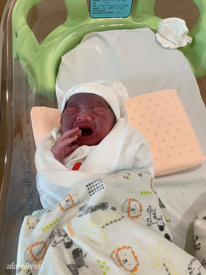 Bé trai vừa ra đời đen thùi lùi như Bao Công làm mẹ suýt ngất, 2 năm sau diện mạo khiến bao người xỉu up xỉu down-1