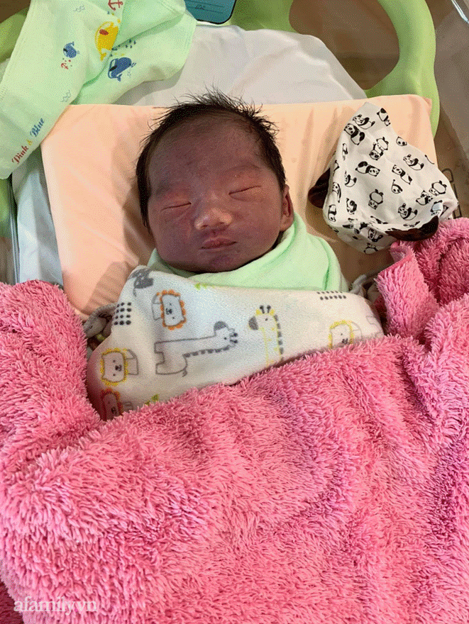 Bé trai vừa ra đời đen thùi lùi như Bao Công làm mẹ suýt ngất, 2 năm sau diện mạo khiến bao người xỉu up xỉu down-2