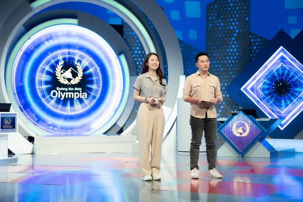 Những hình ảnh đầu tiên của Khánh Vy với vai trò MC Đường Lên Đỉnh Olympia: Nhan sắc và phong cách dẫn thế nào?-10