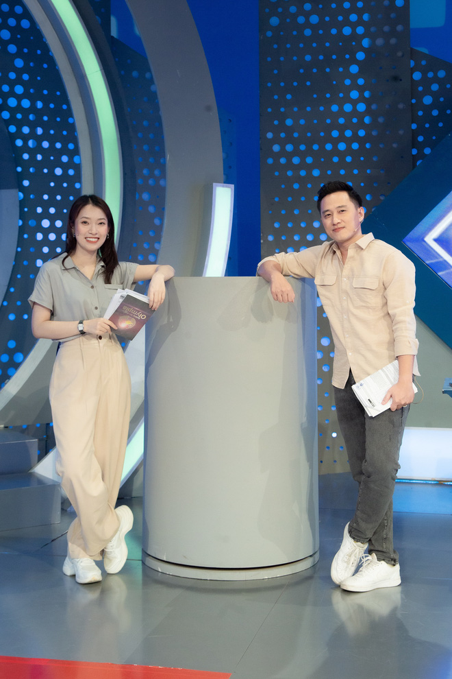 Những hình ảnh đầu tiên của Khánh Vy với vai trò MC Đường Lên Đỉnh Olympia: Nhan sắc và phong cách dẫn thế nào?-12