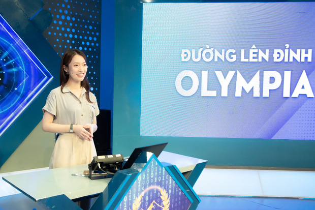 Những hình ảnh đầu tiên của Khánh Vy với vai trò MC Đường Lên Đỉnh Olympia: Nhan sắc và phong cách dẫn thế nào?-11