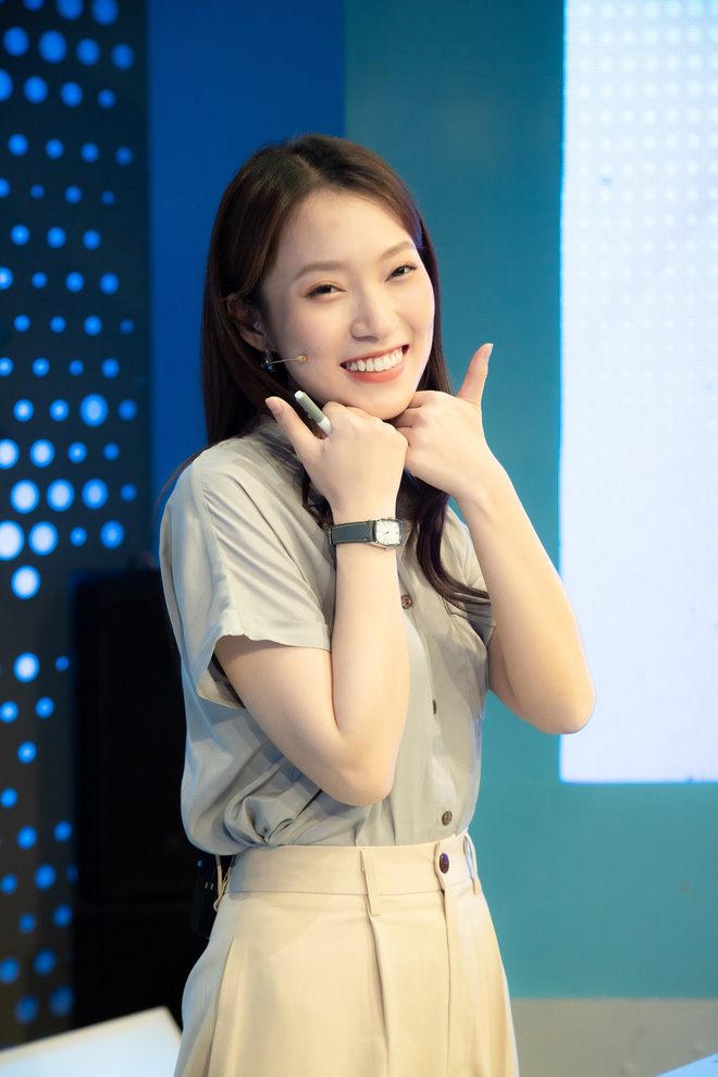 Những hình ảnh đầu tiên của Khánh Vy với vai trò MC Đường Lên Đỉnh Olympia: Nhan sắc và phong cách dẫn thế nào?-8