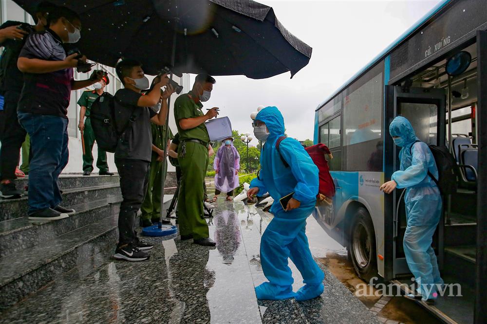 Nghẹn ngào tâm sự người phụ nữ Hà Nội trở về từ khu cách ly: Đi được 2 ngày thì chồng tôi mất, đám tang không ai lo, chẳng một nén hương-1