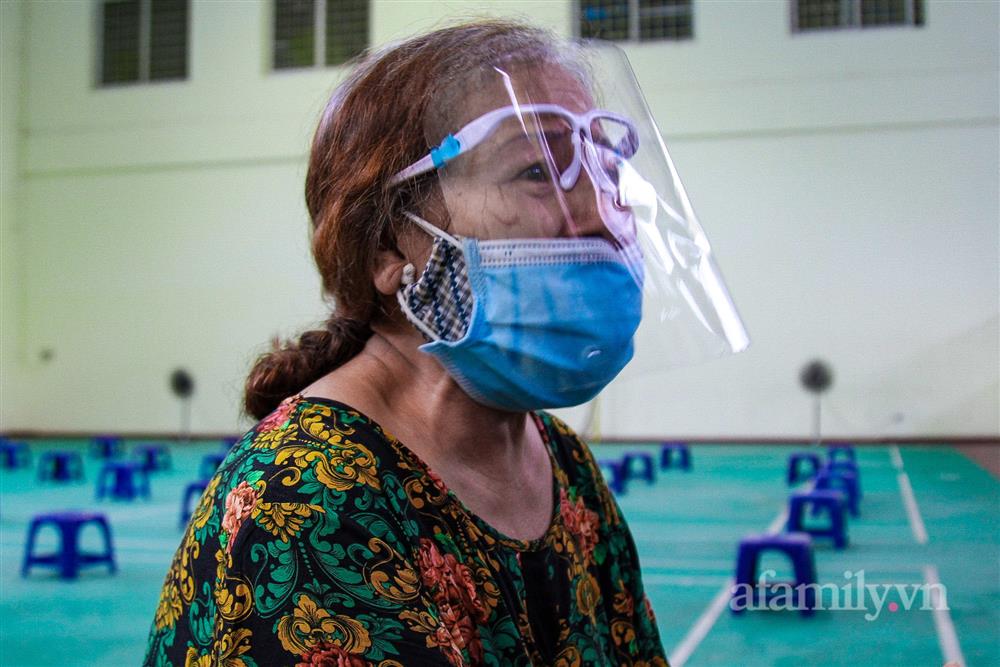Nghẹn ngào tâm sự người phụ nữ Hà Nội trở về từ khu cách ly: Đi được 2 ngày thì chồng tôi mất, đám tang không ai lo, chẳng một nén hương-2