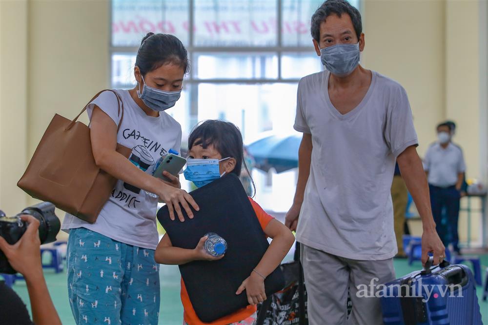 Nghẹn ngào tâm sự người phụ nữ Hà Nội trở về từ khu cách ly: Đi được 2 ngày thì chồng tôi mất, đám tang không ai lo, chẳng một nén hương-4