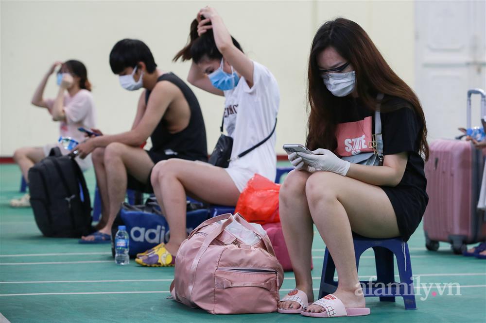 Nghẹn ngào tâm sự người phụ nữ Hà Nội trở về từ khu cách ly: Đi được 2 ngày thì chồng tôi mất, đám tang không ai lo, chẳng một nén hương-6