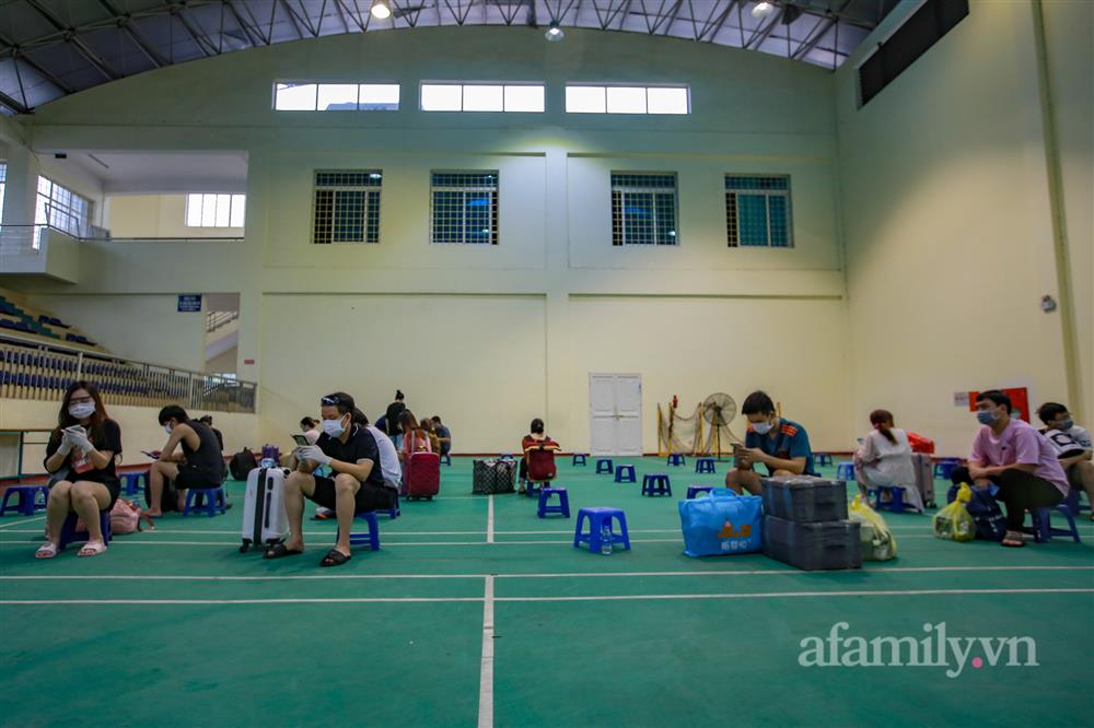Nghẹn ngào tâm sự người phụ nữ Hà Nội trở về từ khu cách ly: Đi được 2 ngày thì chồng tôi mất, đám tang không ai lo, chẳng một nén hương-7