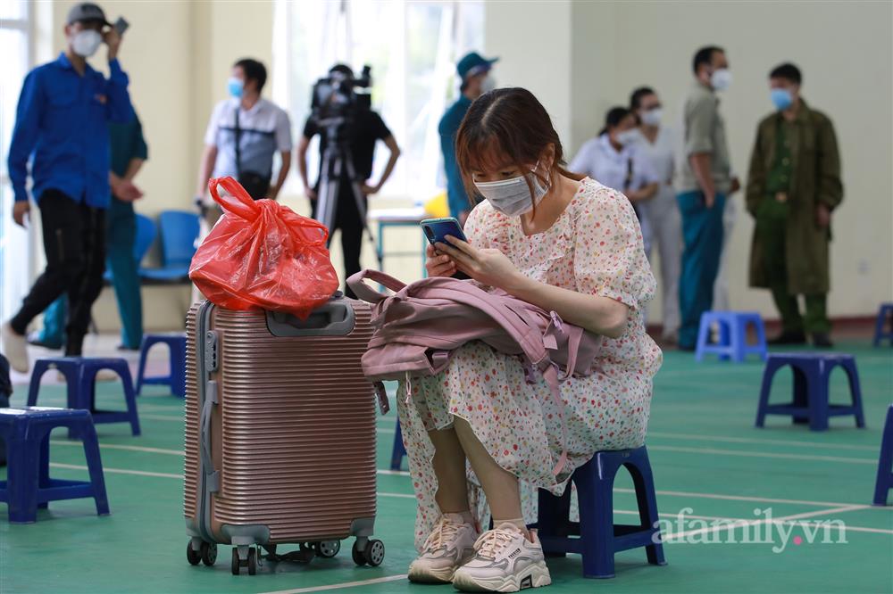 Nghẹn ngào tâm sự người phụ nữ Hà Nội trở về từ khu cách ly: Đi được 2 ngày thì chồng tôi mất, đám tang không ai lo, chẳng một nén hương-8