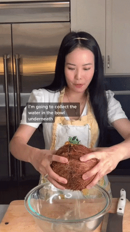 Mách chị em cách lấy nước dừa cực đơn giản: Không cần đục hay chặt, làm thế này tách được cả nước lẫn cùi luôn!-1