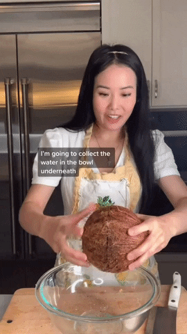 Mách chị em cách lấy nước dừa cực đơn giản: Không cần đục hay chặt, làm thế này tách được cả nước lẫn cùi luôn!-3