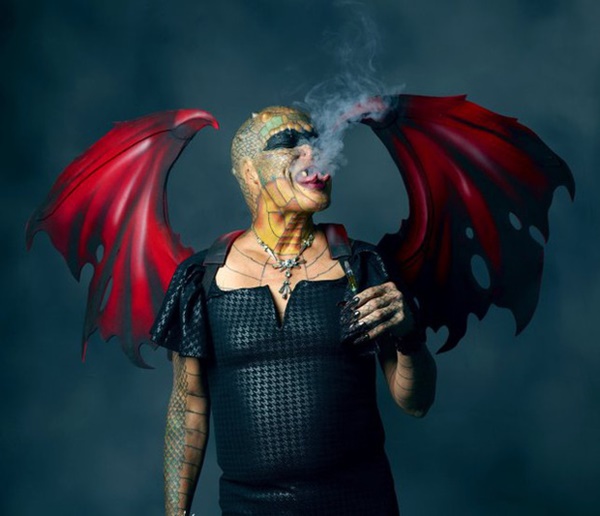 Cựu CEO ngân hàng cắt cụt tai, mũi, xẻ lưỡi và chuẩn bị cắt nốt của quý để biến thành người rồng không giới tính-5