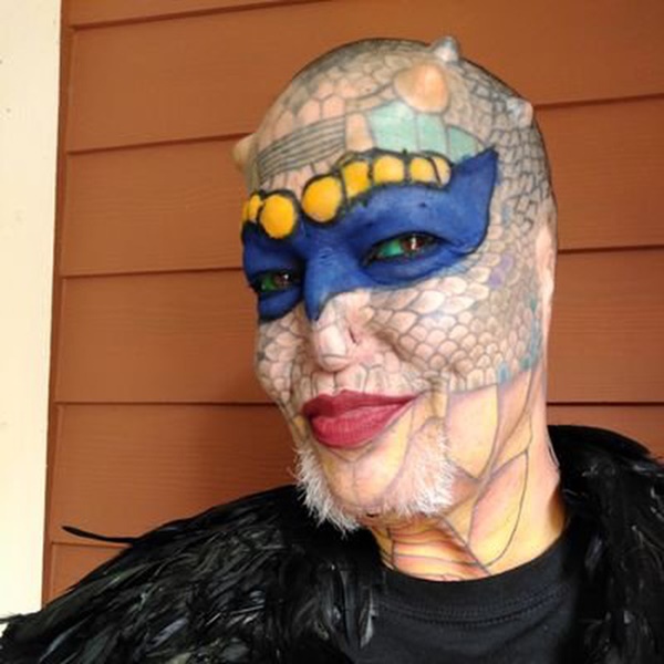 Cựu CEO ngân hàng cắt cụt tai, mũi, xẻ lưỡi và chuẩn bị cắt nốt của quý để biến thành người rồng không giới tính-1