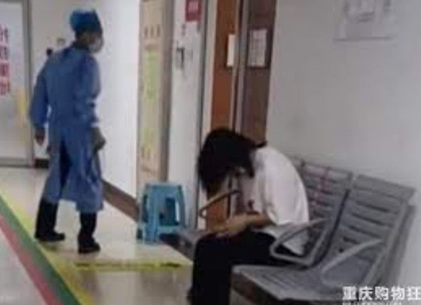 Bà mẹ khóc lóc cầu xin bác sĩ cứu con, nguyên nhân đứa trẻ nhập viện khiến ai nấy phẫn nộ-1