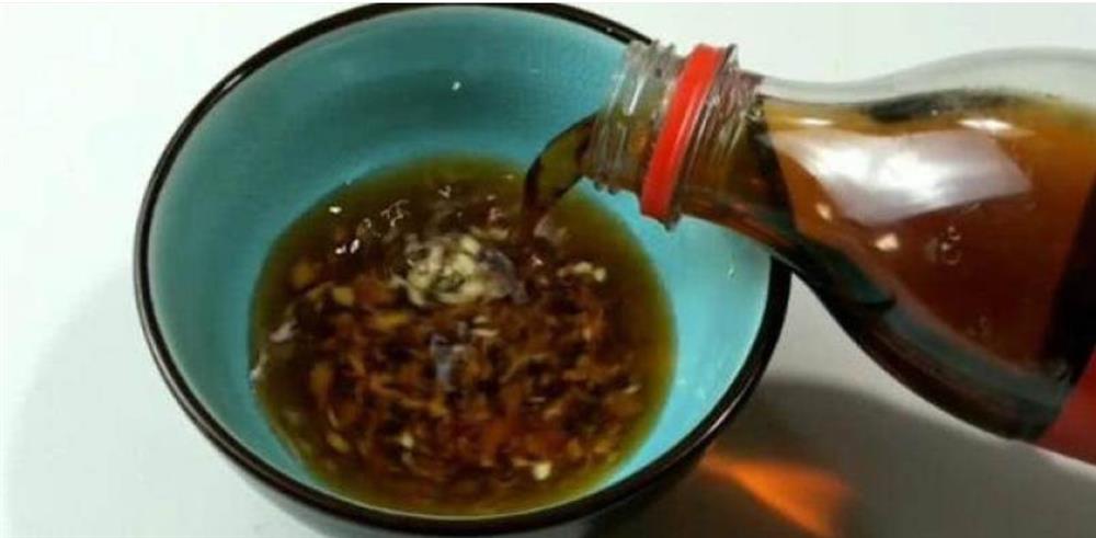 Cho xà phòng vào coca hóa ra lại có hiệu quả mạnh mẽ đến vậy, giúp tiết kiệm một khoản tiền kha khá mỗi năm-2