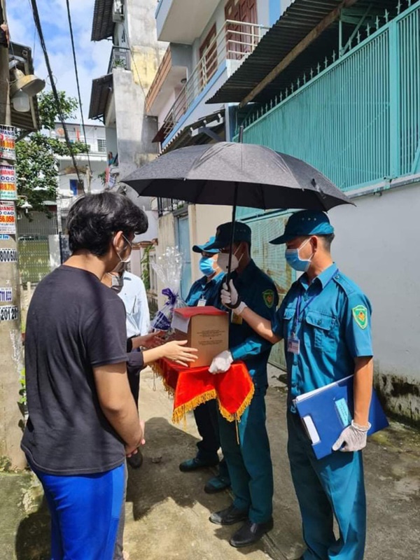 Xót xa cảnh tro cốt ca sĩ Y Jang Tuyn trở về với gia đình, Việt Hương nói gì mà nghe quá xúc động?-1