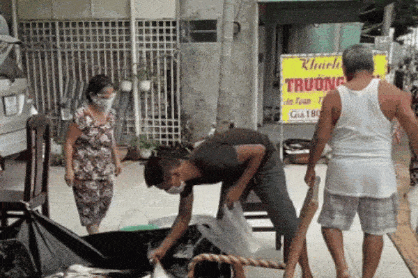 Gia đình chơi sộp nhất miền Tây mùa dịch: Mang hồ cá to đùng ra để trước nhà, ai cần cứ đến lấy 1 con khiến cả xóm xúc động-3