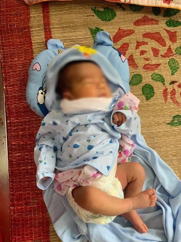 Bé trai sơ sinh bị bỏ rơi trước cổng nhà dân giữa đêm khuya-1